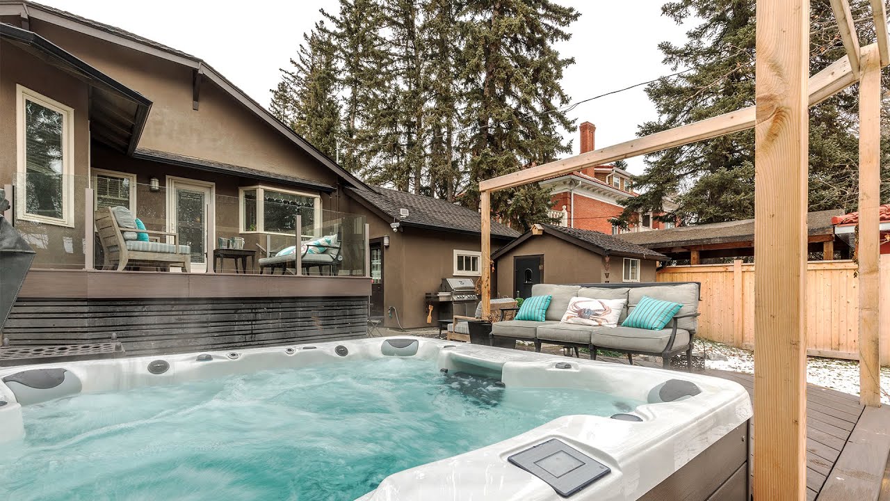 Wooden backyard deck designed by a professional deck company Calgary residents hire for outdoor renovations.